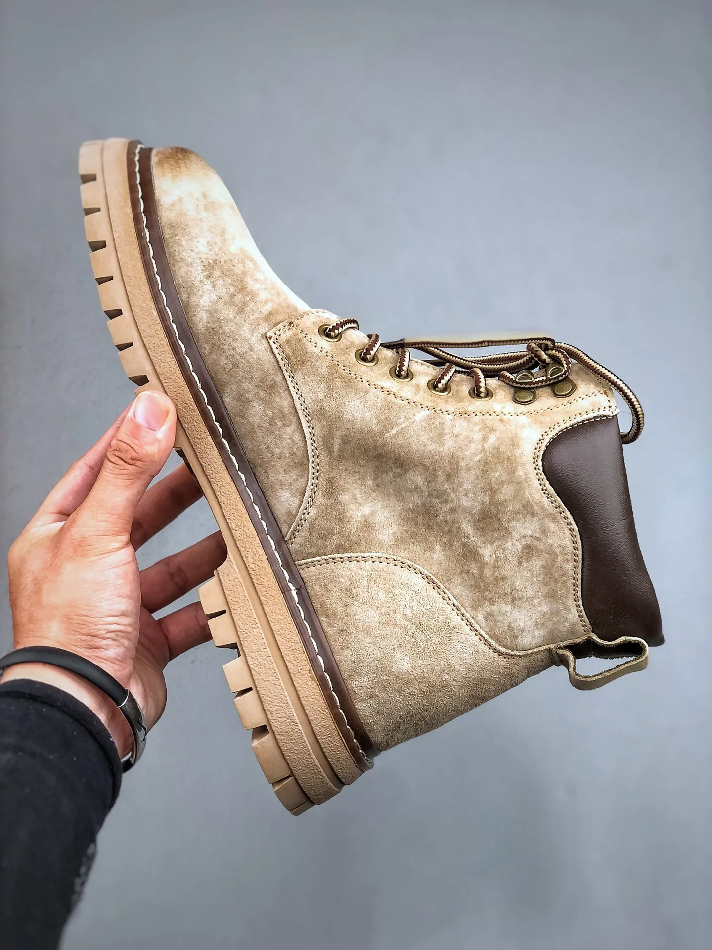 Local pick-up 💰560 supports store release. New goods 🚀 #Timberland Timberland/Timberland outdoor high-top casual rhubarb boots series #Guangdong Dachang quality, original box and original packaging, fashionable and trendy matching. The fabric is made of Italian 🇮🇹 top-grade frosted fine-grained cowhide. It is matched with anti-odor and anti-corrosion genuine leather latex insoles. The outsole and hardware are all made from OEM raw materials. It is the same as the original Goodyear and will never be glued. Good products do not kill pigs. Exclusively launched on the whole network. The quality is unquestionable. The whole set of official website unified packaging gives you a perfect wearing experience. The quality is exquisite and durable. A must-have for sportsmen. Specially designed to treat those who are not handsome. High-quality and first-class foot feel. Special for cold protection and outdoor use this winter. Casual matching for daily use. Size: 38 39 40 41 42 43 44 (leather shoe size)